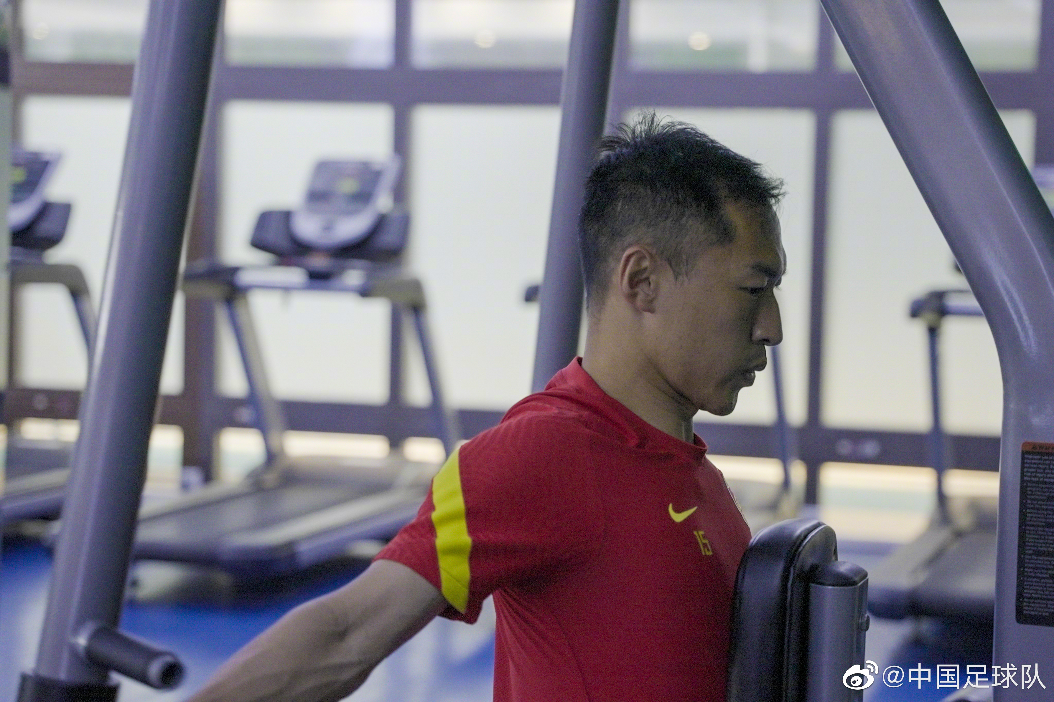国足恢复训练除门将参与|阿兰单独健身房锻炼