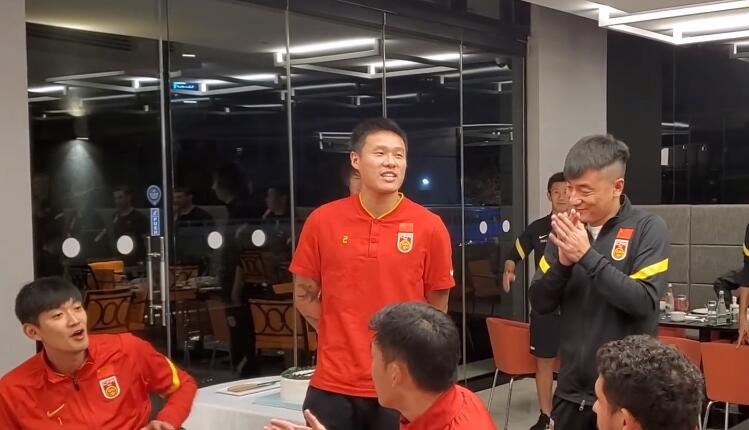 国足官方祝李昂生日快乐