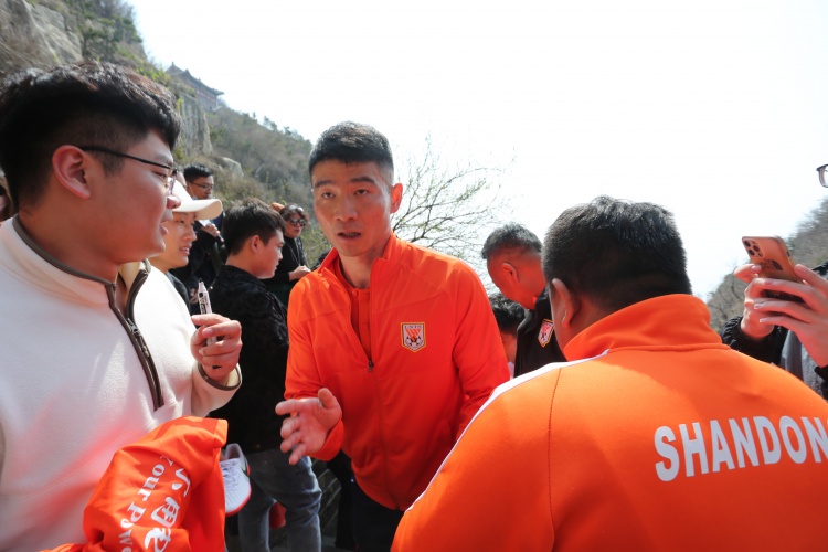 记者透露：国足曾征调泰山球员，遗憾吉翔因伤缺席