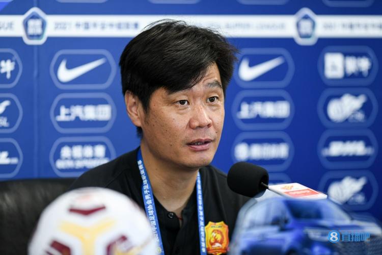 国足换帅尘埃落定：李霄鹏执掌教鞭