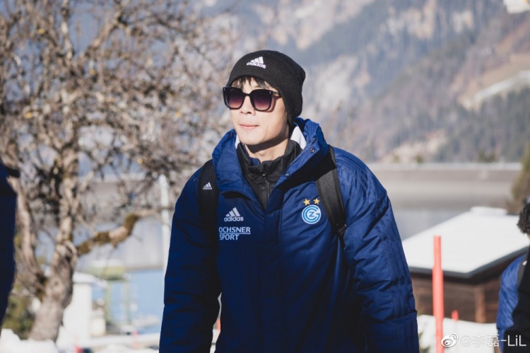 李磊晒登山照片：夏季训练真的辛苦