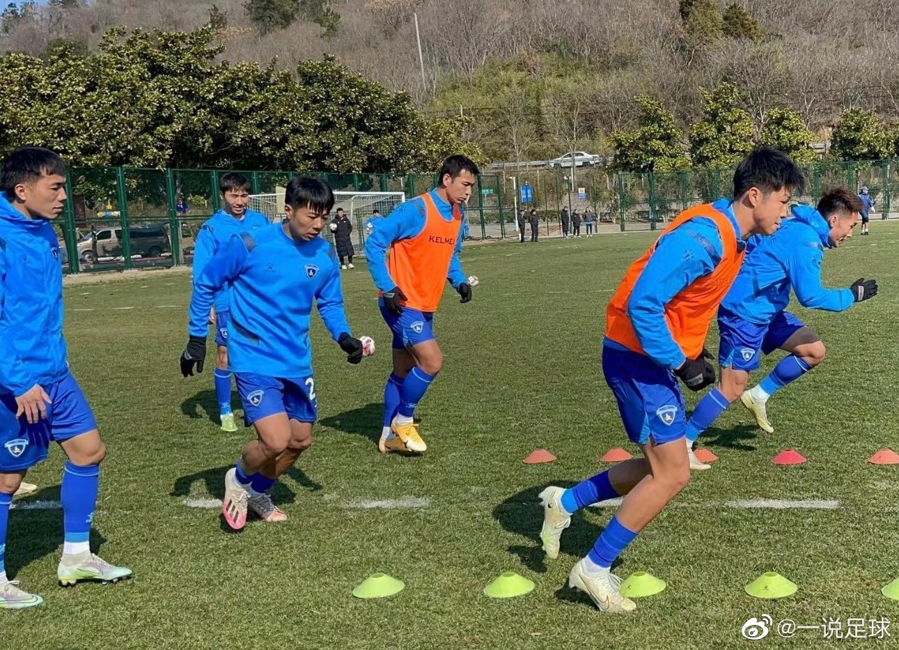 南京城市队中场新援段云子正在积极训练