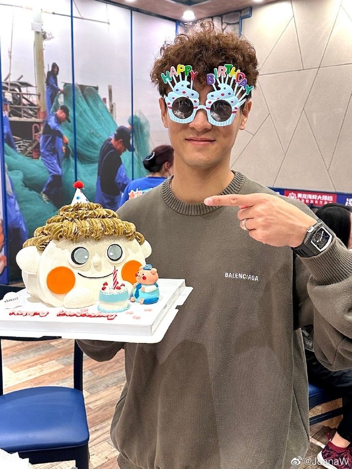 庆祝生日与夺冠喜悦