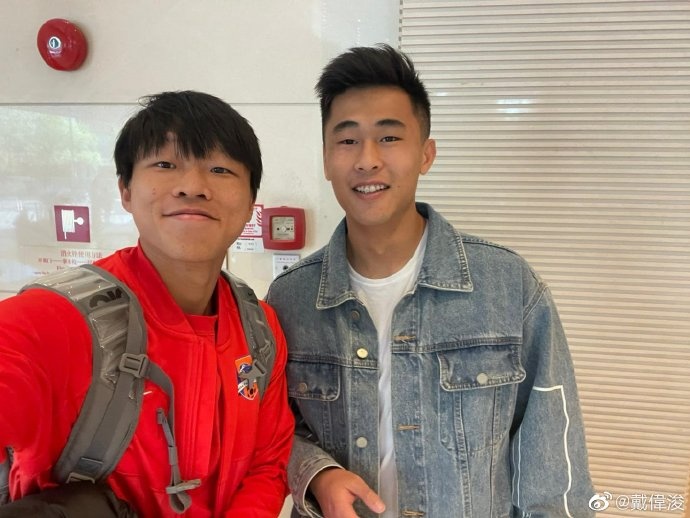 戴伟浚与中国香港球员茹子楠合影