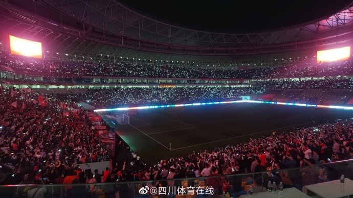 灯光秀点亮成都夜空