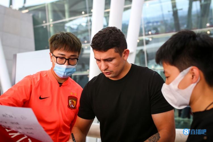 艾克森社交媒体发声：为遇难学生家庭祈祷