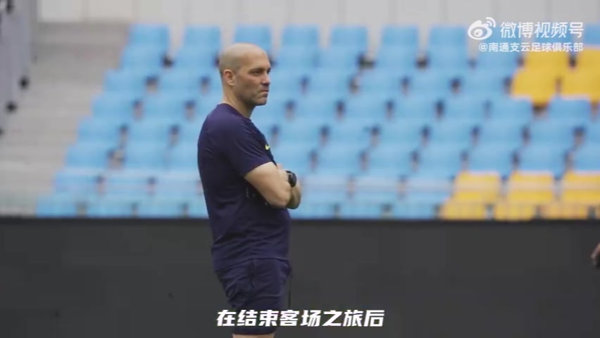 卢卡库抵达目的地，球迷热情迎接