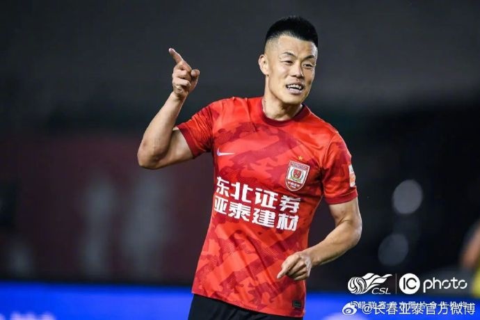 谭龙与队友庆祝