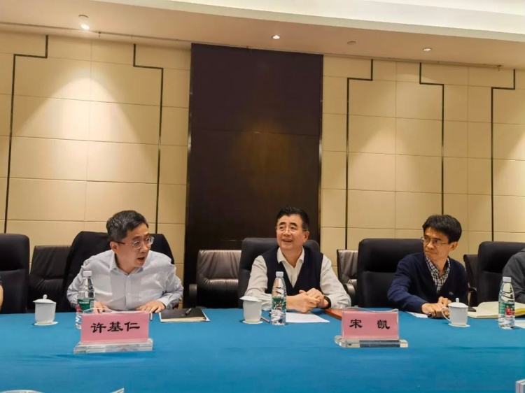 宋凯与足校高层研讨青训策略