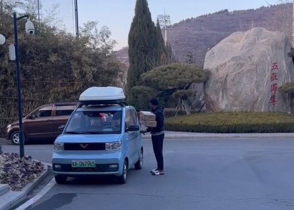 博主分享费南多取快递画面：腿部伤势暂无大碍