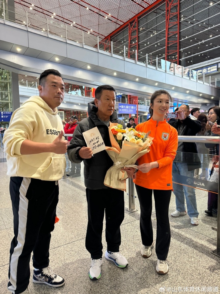 凯旋归来！泰山队京城受捧