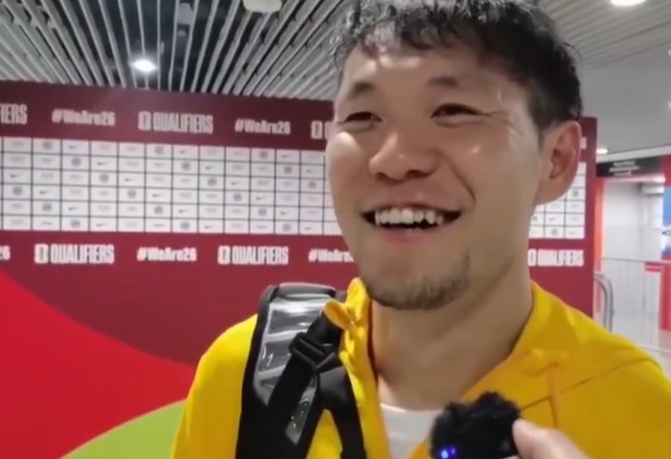 李源一对比平局尴尬一笑
