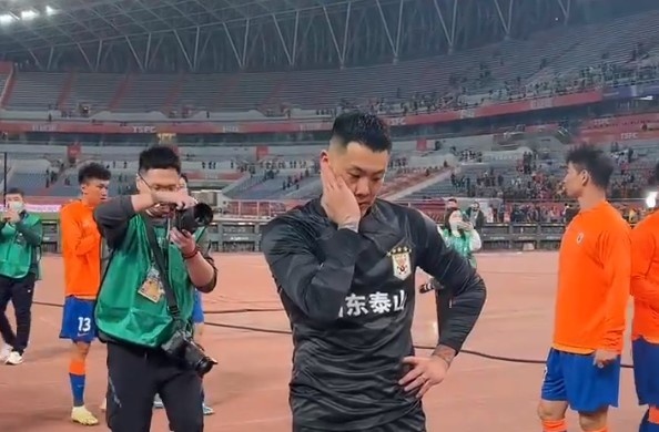 王大雷赛后举动透露情绪波动