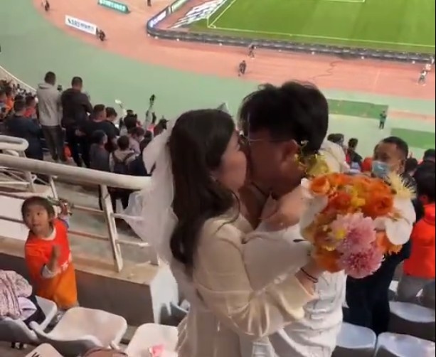 求婚瞬间!泰山队球迷高呼佳人应诺