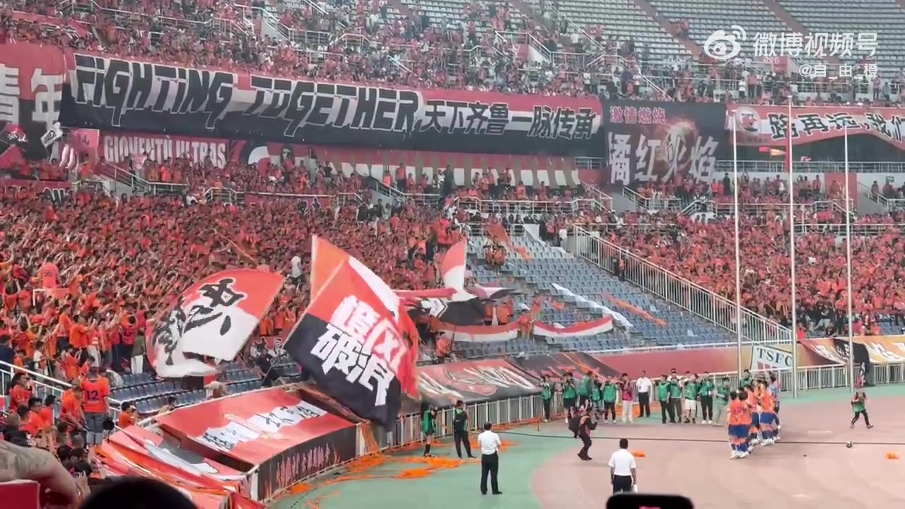 吴兴涵赛后谢场站队 forefront