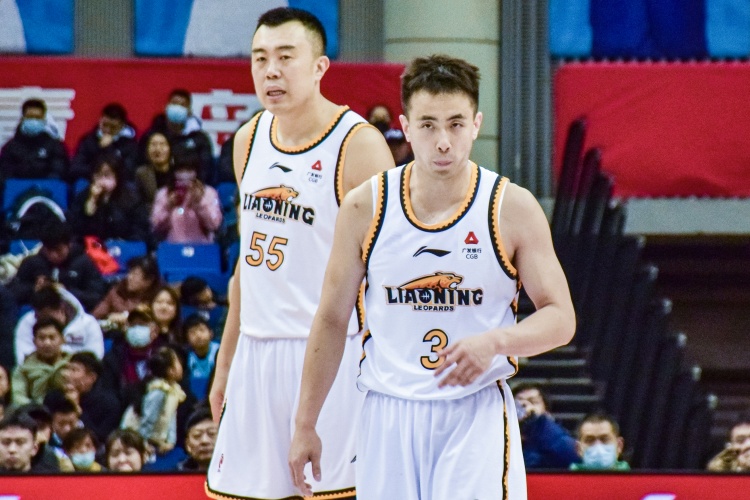 赵继伟与韩德君半场各3犯|表现亮点汇总