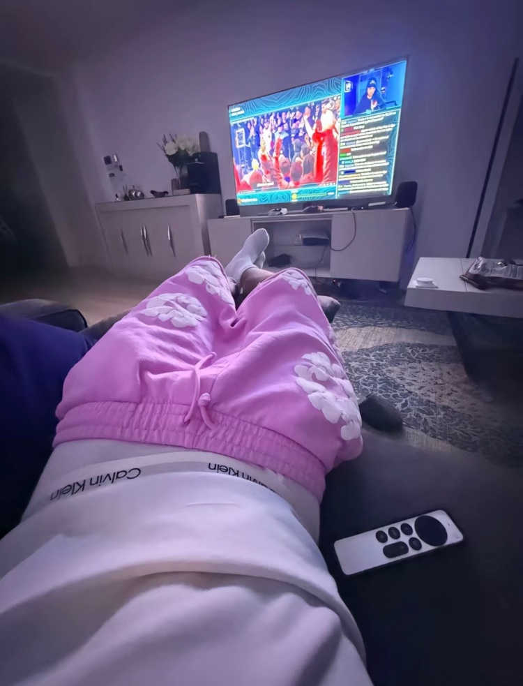 继续讽刺范德法特！亚马尔TikTok秀半 Naked照看电视