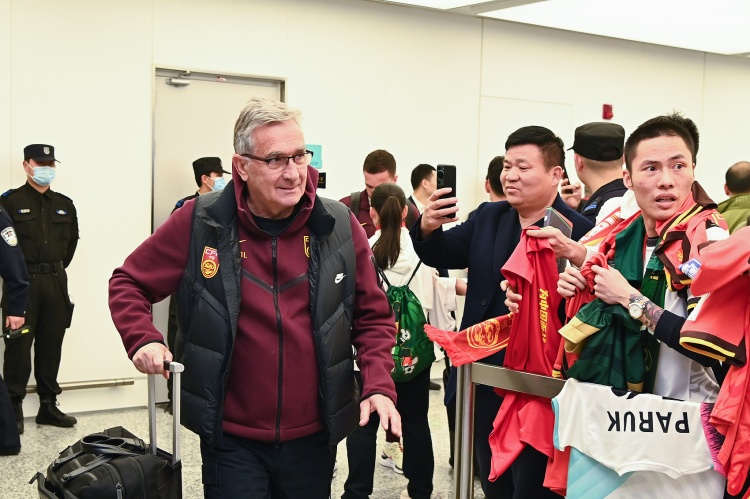 国足助教直指问题